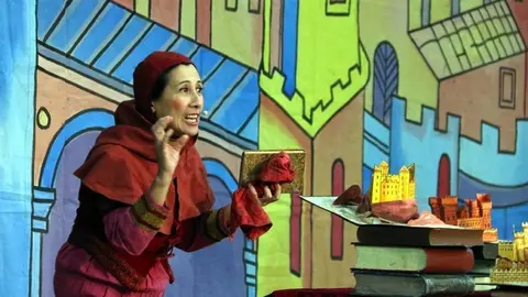 Un personatge de l'espectacle 'Mur, guspira del MNAC' dels Comediants, el 13 de novembre del 2019 (horitzontal)