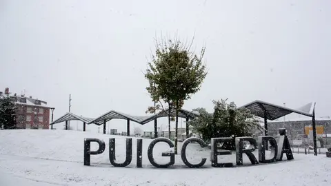 Pla de detall on es veu com la neu es va acumulant damunt les lletres instal&middot;lades a l'entrada de Puigcerd&agrave;. Imatge del 14 de novembre de 2019 (Horitzontal).