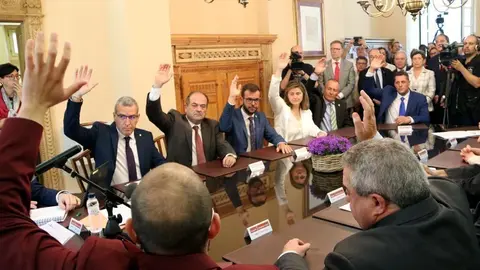 Pla general de la votaci&radic;&ge; de Paco Boya com a s&radic;&ne;ndic d'Aran. Els 9 consellers d'UA han votat a favor. Imatge del 18 de juny del 2019. (horitzontal)