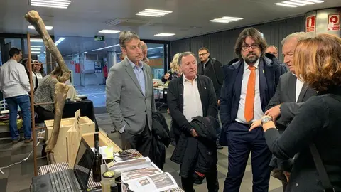 Pla general de la mostra del Pallars Juss&radic;&dagger; a l'espai Proven&radic;&szlig;a de  FGC de Barcelona. Imatge del 18 de novembre del 2019 durant la inauguraci&radic;&ge;. (horitzontal)