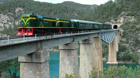 Imatge d'arxiu del Tren dels Llacs hist&ograve;ric, en el trajecte entre Lleida i la Pobla de Segur. (Horitzontal) 
