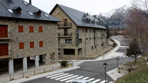 Pla general d'un del hotels del Pla de l'Ermita, al Resort de Bo&iacute; Ta&uuml;ll. Imatge d'arxiu del 2014. (horitzontal)