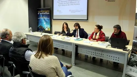La secret&radic;&dagger;ria de Medi Ambient, Marta Subir&radic;&dagger;, i el president de Ferrocarrils de la Generalitat de Catalunya (FGC) Ricard Font, presentant el conveni a Tremp el 22 de novembre del 2019. (horitzontal)