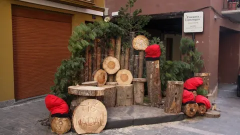 Pla general de part de l'ambientaci&radic;&ge; nadalenca del carrer dels Canonges de la Seu d'Urgell, on es veuen diversos tions de Nadal. Imatge del 25 de novembre de 2019 (Horitzontal).