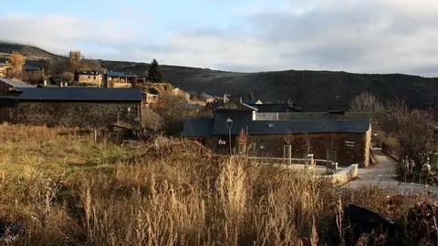 Pla general d'una part dels terrenys qualificats com a s&radic;&le;l urb&radic;&dagger; que estan a l'entrada del nucli d'&radic;&acirc;ller, que pertany a Bellver de Cerdanya. Imatge del 28 de novembre de 2019 (Horitzontal).