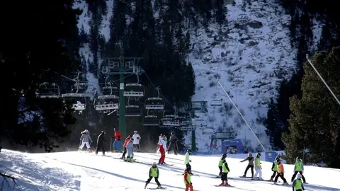 Pla general d'una de les pistes de l'estaci&oacute; de la Molina (Cerdanya) on es veuen desenes de persones baixant fins a la base i un dels remuntadors al darrera. Imatges del 25 de gener de 2019 (Horitzontal).