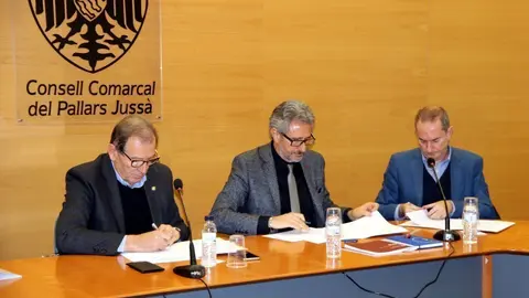  Josep Ma. Mullol, president del Consell Comarcal del Pallars Juss&agrave;. Jos&eacute; Augusto Garc&iacute;a, Consorci de Salut Social de
Catalunya i Ram&oacute;n Sent&iacute;s, Institut Catal&agrave; de la Salut han signat un conveni el 28 de novembre del 2019 al Pallars Juss&agrave;. (horitzontal). 