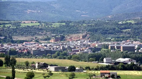 Pla general del municipi de la Seu d'Urgell vist des d'Al&radic;&dagger;s i Cerc. Imatge del 3 de setembre de 2019 (Horitzontal).