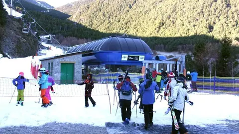Pla general del nou telecadira La Roca de l'estaci&radic;&ge; d'Espot (Pallars Sobir&radic;&dagger;), on es veuen esquiadors arribant per anar cap a les pistes. Imatge del 6 de desembre de 2019 (Horitzontal).