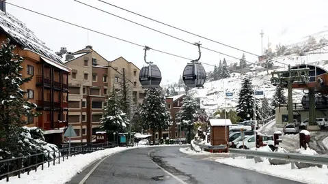 La C-28 al seu pas per Baqueira amb el telef&egrave;ric de l'estaci&oacute; de Baqueira Beret al fons. Imatge del 6 de novembre del 2019. (horitzontal)