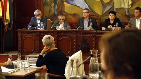 Pla mitj&agrave; on es pot veure un moment del Ple ordinari de la Diputaci&oacute; de Lleida amb la taula del president i vicepresidents al fons, el 24 de setembre de 2019. (Horitzontal)