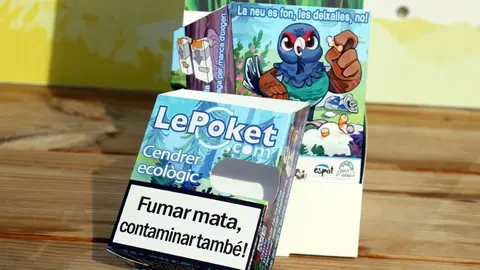 Primer pla d'un dels cendres ecol&radic;&le;gics que regalen a les estacions d'esqu&radic;&ne; de Port Ain&radic;&copy; i Espot. (horitzontal)