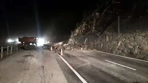 Imatge nocturna de l'esllavissada de roques que talla la C-13 entre Rialp i Llavors&iacute;, el 27 de desembre del 2019 (Horitzontal).