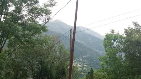 Pla general d'un dels suports de fusta de la l&radic;&ne;nia el&radic;&reg;ctrica que s'ha renovat a la Pobla de Segur on es veu el cable trenat que s'ha instal&not;&sum;lat. Imatge facilitada per Endesa el 3 de gener de 2020 (Vertical).