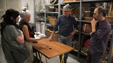 Pla americ&agrave; de diversos artistes participants a la mostra que es pot veure a "L'Aparador" de la Seu d'Urgell, triant amb el propietari de l'antiga Ferreteria Mallol la pe&ccedil;a a partir de la qual treballaran. Imatge del 6 de setembre de 2019 (Horitzontal).