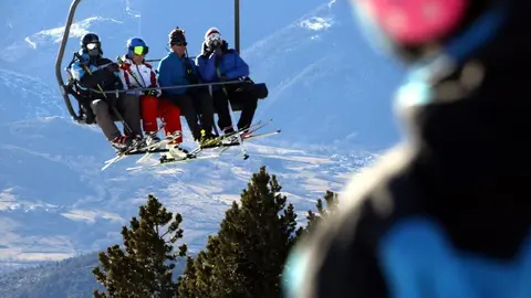 Pla curt on es poden veure esquiadors en un telecadira de les pistes de Font - Romeu Pyr&radic;&copy;n&radic;&copy;es 2000, l'11 de gener de 2020. (Horitzontal)