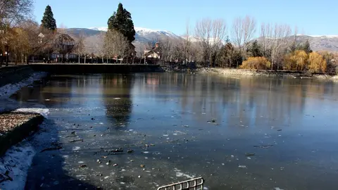 Pla general de l'estany de Puigcerd&agrave; pr&agrave;cticament buit, on Agents Rurals i l'ajuntament de la capital cerdana duran a terme una actuaci&oacute; per extreure esp&egrave;cies invasores i fer una neteja del llac. Imatge del 14 de gener de 2020 (Horitzontal).