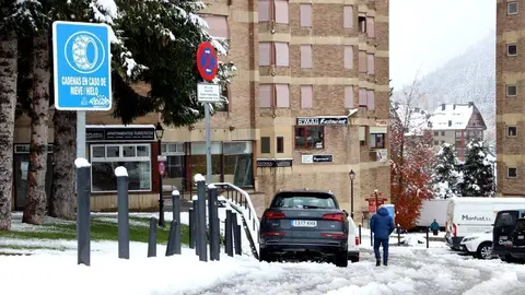 Un carrer de Baqueira ple ne neu amb un r&egrave;tol que indica l'&uacute;s de cadenes en cas de neu i gel. Imatge del 6 de novembre del 2019. (horitzontal)