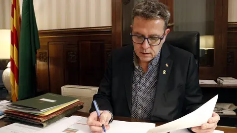 Pla mitj&agrave; on es pot veure al president de la Diputaci&oacute; de Lleida, Joan Talarn, treballant al despatx de la corporaci&oacute;, el 15 de gener de 2020. (Horitzontal)