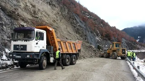 Pla general de l'esllavissada que ha obligat a tallar l'N-260 al Pont de Bar (Alt Urgell) on es veuen m&radic;&dagger;quines, operaris i un cami&radic;&ge;. Imatge del 23 de gener de 2020 (Horitzontal).