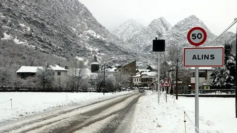 Panor&radic;&dagger;mica de l'entrada al nucli pallar&radic;&reg;s d'Alins amb la carretera plena de neu. Imatge del 23 de gener del 2020. (horitzontal)