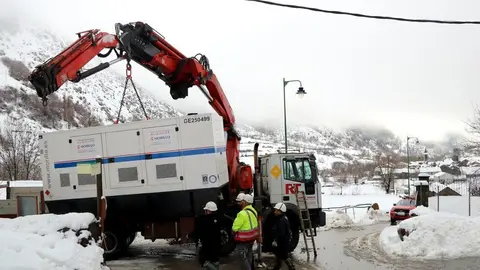 Un cami&radic;&ge; descarregant un grup electrogen a &radic;&Auml;reu, al Pallars Sobir&radic;&dagger;, el 23 de gener del 2020. (horitzontal)
