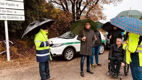 Representants dela Diputaci&radic;&ge; de Lleida i de Sant Esteve de la Sarga, a la LV-9124 on hi ha hagut un nou despreniment causat per les pluges. Imatge del 23 de gener de 2020. (Horitzontal)