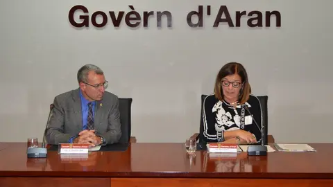 La vicepresidenta i presidenta en funcions de la Corporaci&radic;&ge; Catalana de Mitjans Audiovisuals (CCMA), N&radic;&int;ria Llorach, al costat del s&radic;&ne;ndic d'Aran, Franc&radic;&copy;s X. Boya, en un acte al Conselh Generau d'Aran el 27 de gener del 2020. Pla mig. (Horitzontal)