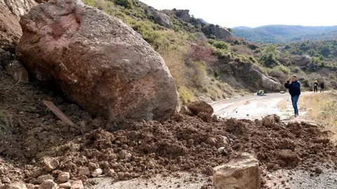 La pedra que han fet precipitar de la muntanya i que ha anat a parar al costat de la carretera d'Hortoneda el 28 de gener del 2020. (horitzontal)