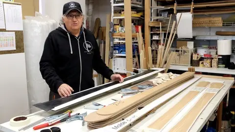 Josep Arisa al taller on confecciona els esquis de fusta de manera artesana. Imatge del 29 de gener del 2020. (horitzontal)
