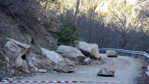 Pla general de les roques que han caigut a la cal&ccedil;ada a la carretera local que va des de l'N-145 a diversos nuclis del municipi de les Valls de Valira (Alt Urgell). Imatge del 5 de febrer de 2020 (Horitzontal).