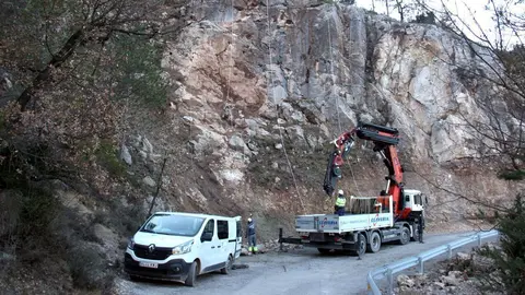 Pla general del tal&radic;&int;s de la carretera d'acc&radic;&copy;s a Tor&radic;&dagger; de Tost, a Ribera d'Urgellet (Alt Urgell), on s'hi col&not;&sum;locaran noves malles de protecci&radic;&ge; i es veu un cami&radic;&ge; i diversos operaris treballant-hi. Imatge del 6 de febrer de 2020 (Horitzontal).
