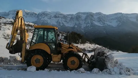 Pla general d'una m&agrave;quina retroescavadora netejant accessos afectats per la nevada del temporal Gloria  a la zona del Parc Natural del Cad&iacute;-Moixer&oacute;. Imatge facilitada el 7 de febrer pel Departament de Territori i Sostenibilitat (Horitzontal).