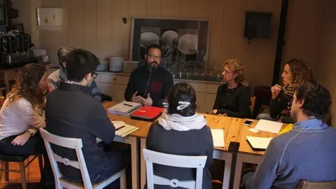 Pla obert de t&radic;&reg;cnics de l'Associaci&radic;&ge; Leader, investigadors de la UVic i del formatger de Mas d'Eroles, Salvador Maura, amb l'empresa certificadora DNV durant l'auditoria per obtenir un segell de "petjada ambiental", el 19 de febrer de 2020 (Horitzontal).