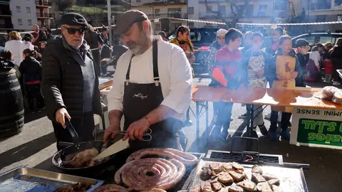 Un cuiner coent les llangonisses i el 'facit de carnaval' que han elaborat durant la Festa del Mandongo a Sort el 20 de febrer del 2020. (horitzontal)
