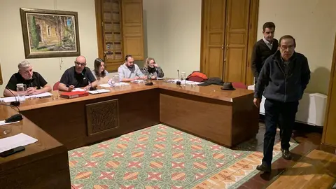 Els regidors del PSC a l'Ajuntament de la Pobla de Segur abandonant el ple abans de la votaci&oacute; (G.L.)