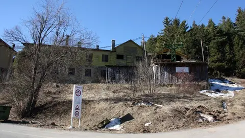 Pla general de l'edifici situat en una zona interm&radic;&reg;dia de l'antic telecadira que unia l'estaci&radic;&ge; de tren de La Molina i les pistes d'esqu&radic;&ne;. Imatge del 18 de febrer de 2020 (Horitzontal).
