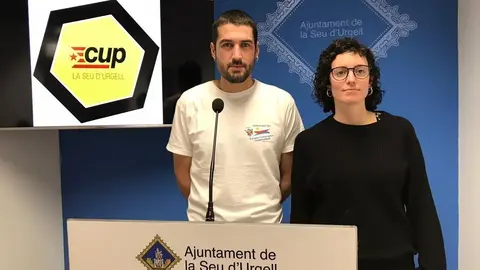 Els regidors de la CUP a la Seu, Bernat Lavaquiol i X&egrave;nia Antona, durant la roda de premsa.