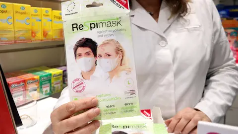 Una de les poques mascaretes que queden a la farm&radic;&dagger;cia Noguera de Girona despr&radic;&copy;s que la majoria d'elles s'hagin venut a causa del coronavirus. Imatge del 24 de febrer del 2020 (Horitzontal)