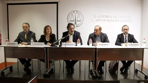 Representants del Consell de l'Advocacia Catalana i de l'Institut d'Estudis Aranesos-Acad&radic;&reg;mia Aranesa de la Llengua Occitana, durant la presentaci&radic;&ge; dels documents judicials en aran&radic;&reg;s. Imatge del 26 de febrer de 2020. (Horitzontal)