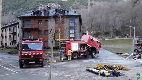 Pla general on es pot veure l'edifici d'apartaments de Llavors&iacute; on ha cremat totalment la part de sota de la teulada i dos camions de Bombers al lloc, el 28 de febrer de 2020. (Horitzontal)