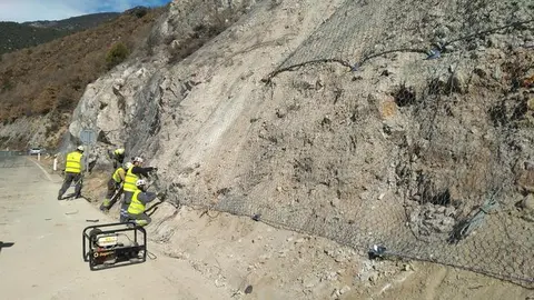 Pla mitj&agrave; on es poden veure operaris ultimant els treballs de refor&ccedil; del tal&uacute;s a l'N-260 a El Pont de Bar, el 28 de febrer de 2020. (Horitzontal)