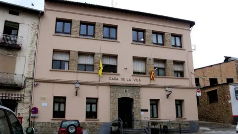 Pla general de l'Ajuntament de Sort amb les banderes onejant a mig pal en senyal de dol pels tres ve&radic;&Oslash;ns morts en accident de muntanya. Imatge del 5 de mar&radic;&szlig; del 2020. (horitzontal)