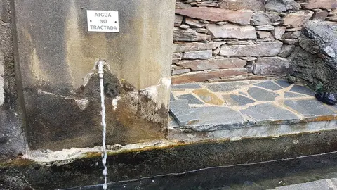 Imatge d'una font de Lladorre on l'aigua no s'informa que l'aigua no est&radic;&dagger; tractada el 5 de mar&radic;&szlig; del 2020. (horitzontal)