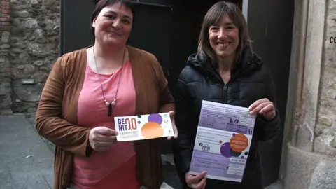 Pla mitj&agrave; de la presidenta del Consell Comarcal de la Cerdanya, Roser Bombard&oacute;, i la vicepresidenta segons, Cristina Rotell&agrave;, mostrant els tr&iacute;ptics de la campanya "De nit 0,0: 0 agressors, 0 agressions". Imatge del 5 de mar&ccedil; de 2020 (Horitzontal).