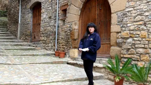 Una cartera de Correus repartint les cartes a Soss&iacute;s, al Pallars Juss&agrave;. Imatge del 6 de mar&ccedil; del 2020. (horitzontal)