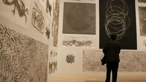 Panor&agrave;mica del cub dins el qual Oriol Vilapuig exposa les seves 'empremtes i figuracions' dels baixos relleus de les piles baptismals de les Valls d'&Agrave;neu, al MNAC. Dimecres 11 de mar&ccedil; de 2020 (HORITZONTAL)