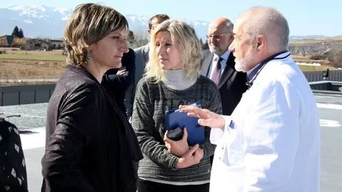 Pla mitj&radic;&dagger; de la consellera de Salut, Alba Verg&radic;&copy;s, el director de l'Hospital de Cerdanya, Francesc Bonet, i la delegada del Govern de l'Alt Pirineu i Aran, Rosa Amor&radic;&ge;s, a l'exterior de l'Hospital de Cerdanya. Imatge del 22 de febrer de 2019 (Horitzontal).