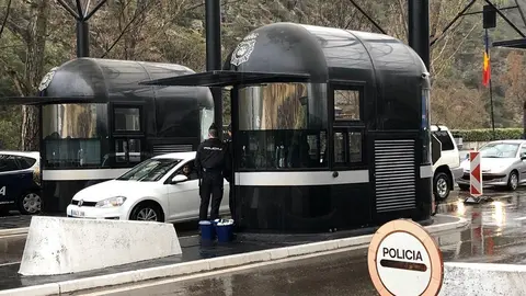 Pla general del recinte duaner situat a la frontera d'Andorra, on es veuen agents de la policia espanyola aturant vehicles que volen entrar al Principat. Imatge facilitada per l'Ag&radic;&reg;ncia de Not&radic;&ne;cies Andorrana (ANA) el 16 de mar&radic;&szlig; de 2020 (Horitzontal).
