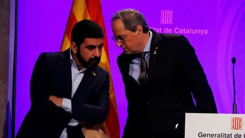 Pla mitj&agrave; del president del Govern, Quim Torra, parlant amb el conseller Chakir El Homrani durant la roda de premsa pel coronavirus. Imatge del 12 de mar&ccedil; del 2020. (Horitzontal)